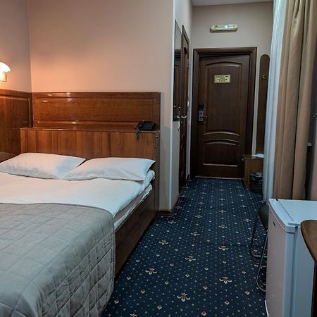 Victoria Hotel Uralsk Eksteriør billede