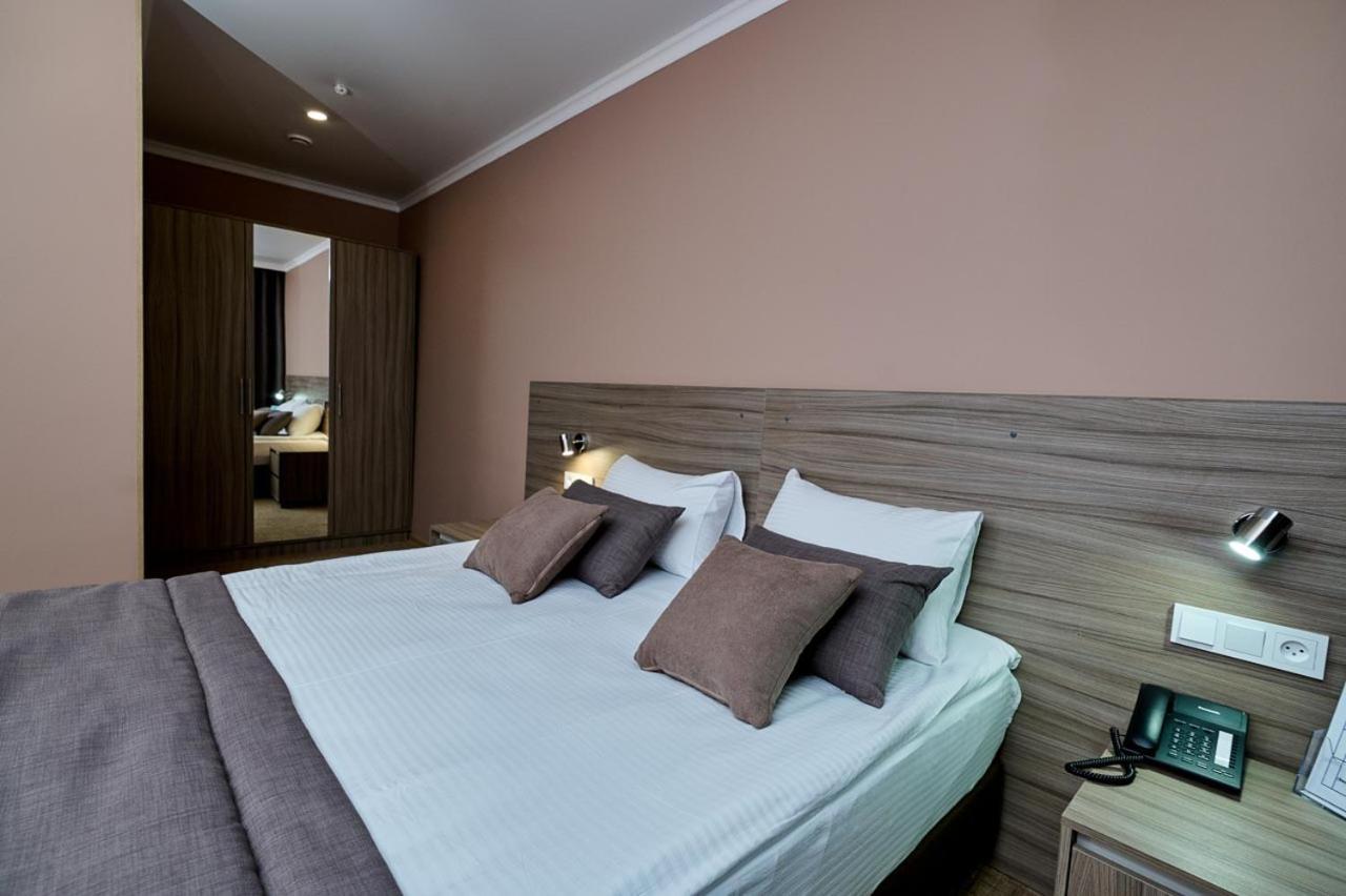 Victoria Hotel Uralsk Eksteriør billede