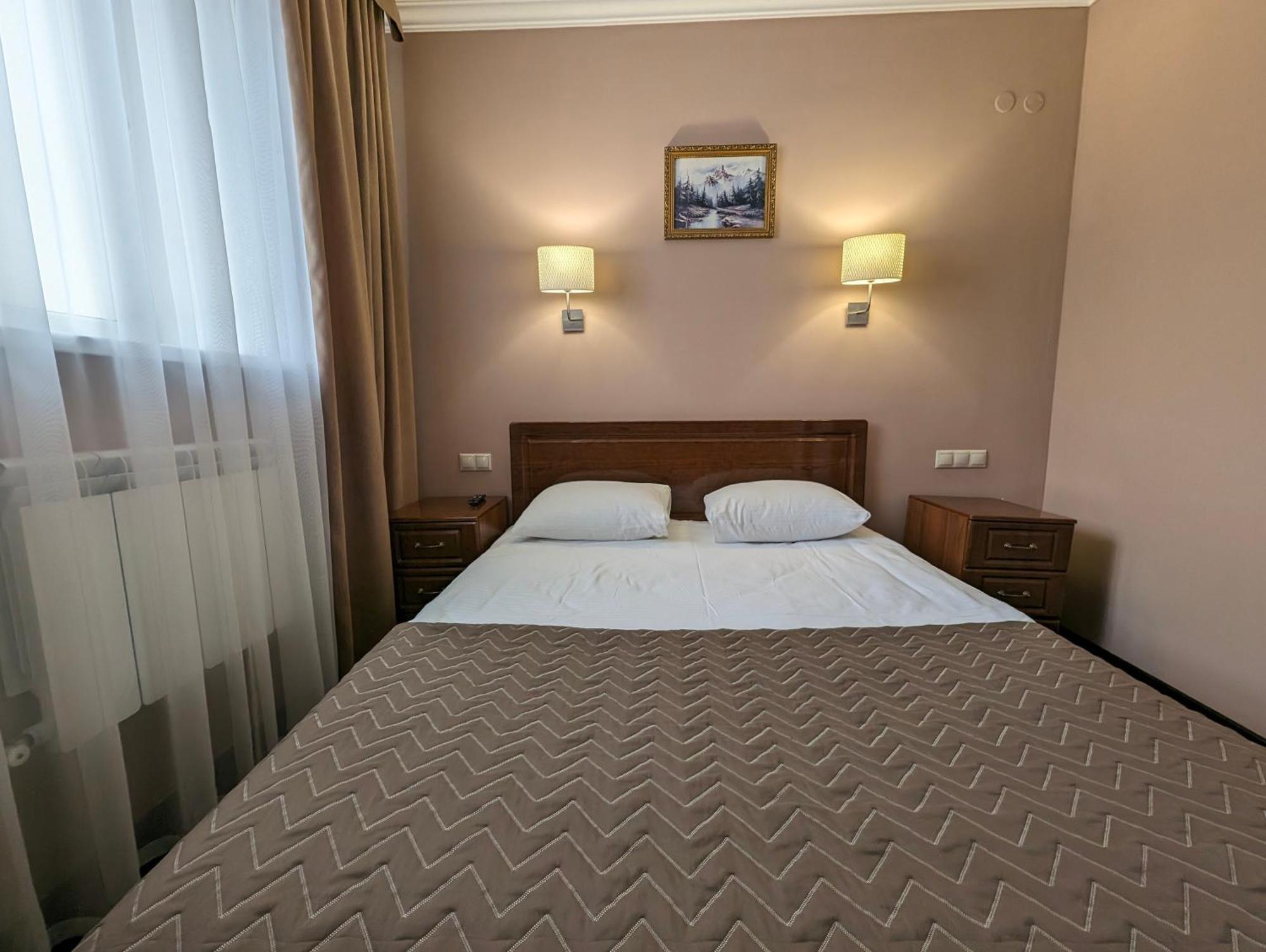 Victoria Hotel Uralsk Eksteriør billede