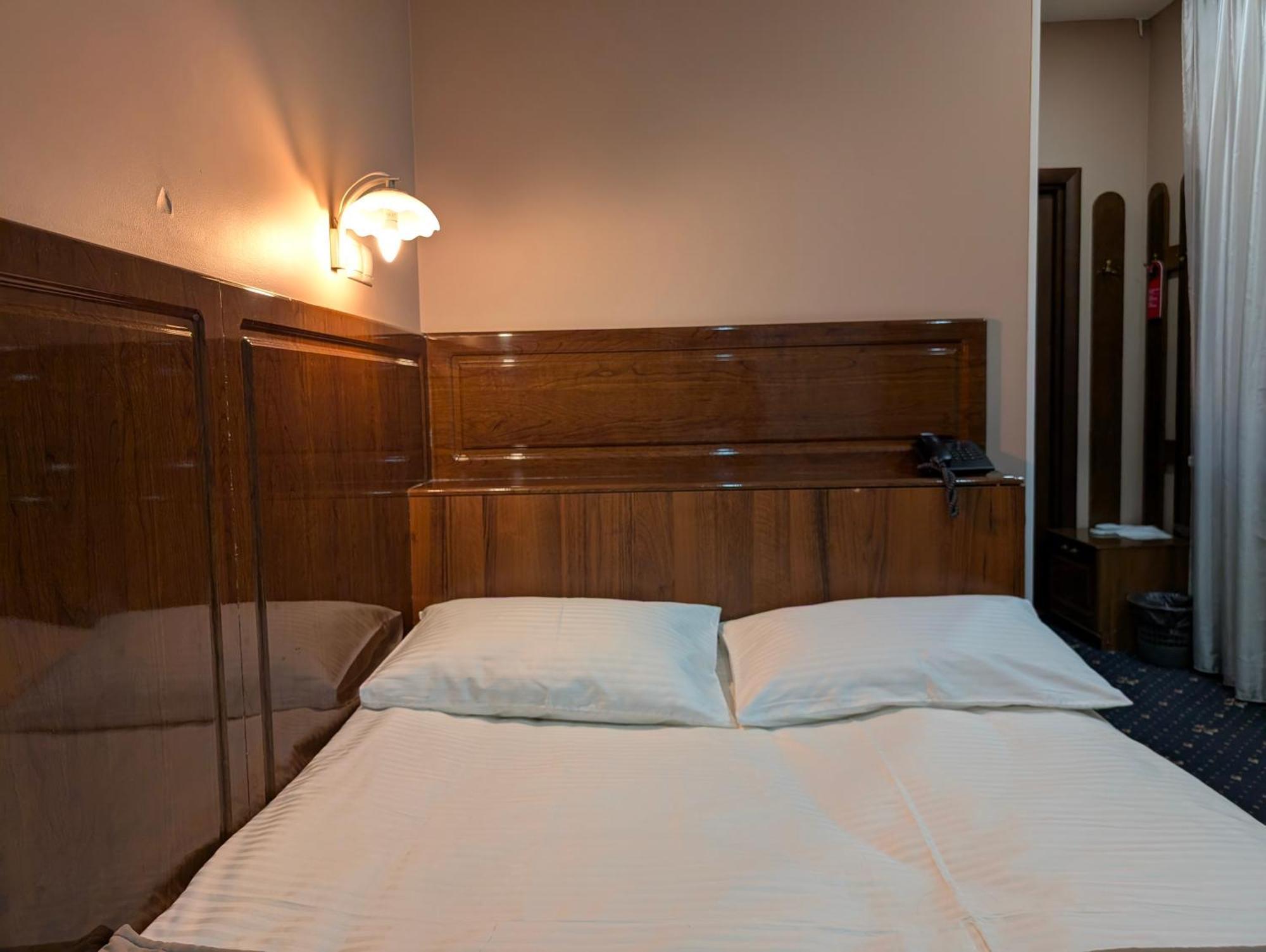 Victoria Hotel Uralsk Eksteriør billede